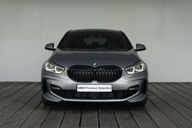 BMW 1-SERIE 5-deurs 118i High Executive Model M Sport / Getinte ramen / Elektrisch verwarmde voorstoelen / M Achterspoiler / Hifi systeem