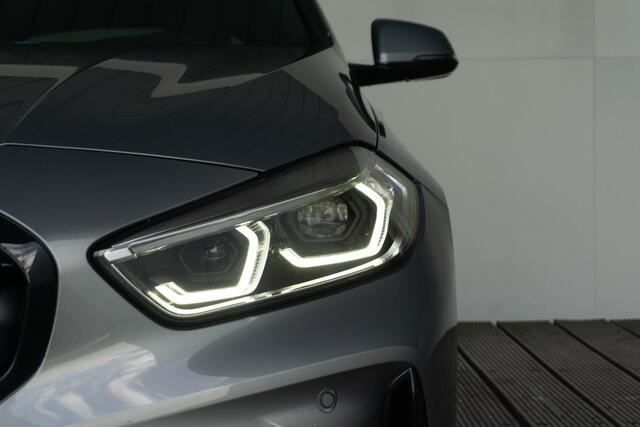 BMW 1-SERIE 5-deurs 118i High Executive Model M Sport / Getinte ramen / Elektrisch verwarmde voorstoelen / M Achterspoiler / Hifi systeem