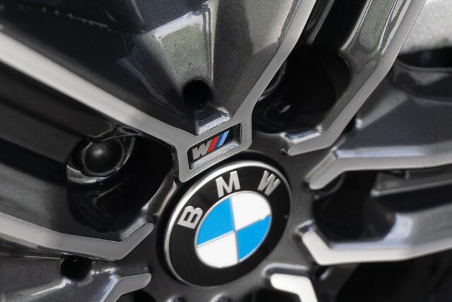 BMW 1-SERIE 5-deurs 118i High Executive Model M Sport / Getinte ramen / Elektrisch verwarmde voorstoelen / M Achterspoiler / Hifi systeem
