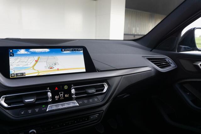 BMW 1-SERIE 5-deurs 118i High Executive Model M Sport / Getinte ramen / Elektrisch verwarmde voorstoelen / M Achterspoiler / Hifi systeem