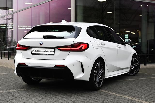 BMW 1-SERIE 118i Executive M Sport / BMW M 50 Jahre uitvoering / Sportstoelen / LED / M Sportonderstel / HiFi / Parking Assistant / Live Cockpit Professional