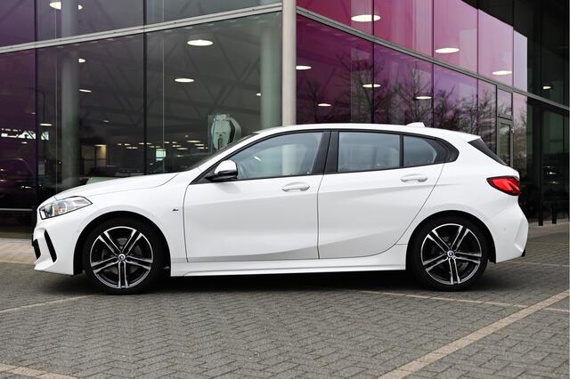 BMW 1-SERIE 118i Executive M Sport / BMW M 50 Jahre uitvoering / Sportstoelen / LED / M Sportonderstel / HiFi / Parking Assistant / Live Cockpit Professional