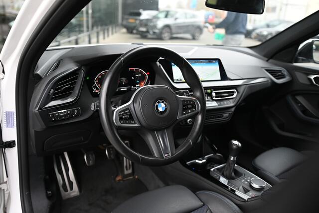 BMW 1-SERIE 118i Executive M Sport / BMW M 50 Jahre uitvoering / Sportstoelen / LED / M Sportonderstel / HiFi / Parking Assistant / Live Cockpit Professional