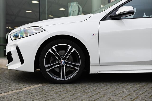 BMW 1-SERIE 118i Executive M Sport / BMW M 50 Jahre uitvoering / Sportstoelen / LED / M Sportonderstel / HiFi / Parking Assistant / Live Cockpit Professional