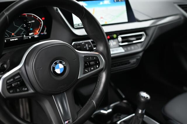 BMW 1-SERIE 118i Executive M Sport / BMW M 50 Jahre uitvoering / Sportstoelen / LED / M Sportonderstel / HiFi / Parking Assistant / Live Cockpit Professional