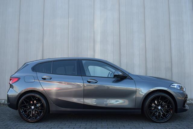 BMW 1-SERIE 118i Automaat High Executive Edition Sport LED | Virtual | Sportstoelen | Carplay | Half Leder | 19 Inch LMV