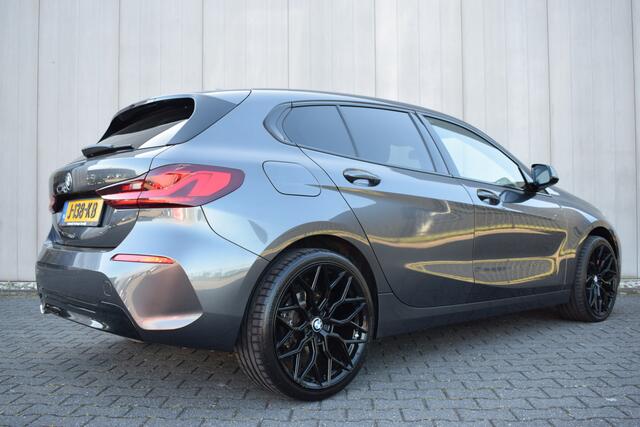BMW 1-SERIE 118i Automaat High Executive Edition Sport LED | Virtual | Sportstoelen | Carplay | Half Leder | 19 Inch LMV