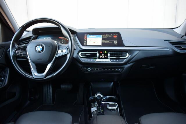 BMW 1-SERIE 118i Automaat High Executive Edition Sport LED | Virtual | Sportstoelen | Carplay | Half Leder | 19 Inch LMV