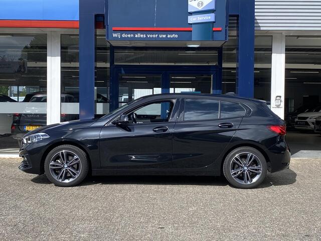 BMW 1-SERIE 118i Executive Edition / NL-Auto / Dealer-Onderhouden / Cruise-Control / Climate-Control / Apple-Carplay & Android-Auto / Afneembare-Trekhaak / Sportstuur & Sportstoelen / DAB Radio-Bluetooth / Navi / LED / PDC V+A met Camera / 17'' LMV / ENZ.
