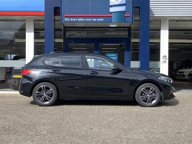 BMW 1-SERIE 118i Executive Edition / NL-Auto / Dealer-Onderhouden / Cruise-Control / Climate-Control / Apple-Carplay & Android-Auto / Afneembare-Trekhaak / Sportstuur & Sportstoelen / DAB Radio-Bluetooth / Navi / LED / PDC V+A met Camera / 17'' LMV / ENZ.