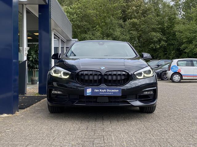 BMW 1-SERIE 118i Executive Edition / NL-Auto / Dealer-Onderhouden / Cruise-Control / Climate-Control / Apple-Carplay & Android-Auto / Afneembare-Trekhaak / Sportstuur & Sportstoelen / DAB Radio-Bluetooth / Navi / LED / PDC V+A met Camera / 17'' LMV / ENZ.