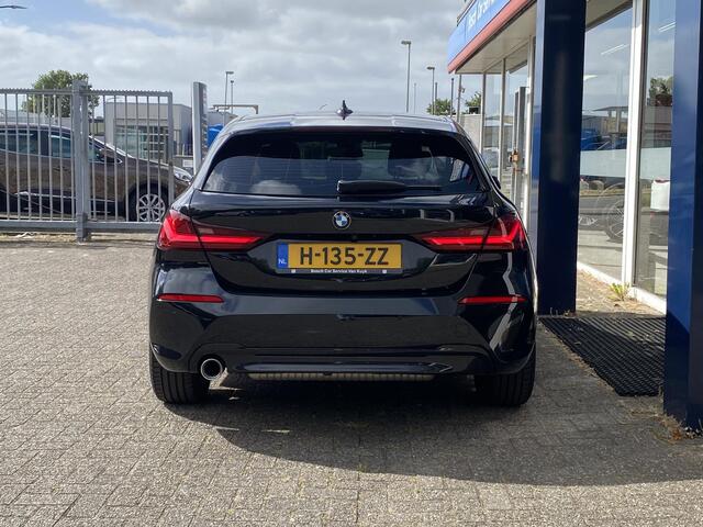 BMW 1-SERIE 118i Executive Edition / NL-Auto / Dealer-Onderhouden / Cruise-Control / Climate-Control / Apple-Carplay & Android-Auto / Afneembare-Trekhaak / Sportstuur & Sportstoelen / DAB Radio-Bluetooth / Navi / LED / PDC V+A met Camera / 17'' LMV / ENZ.