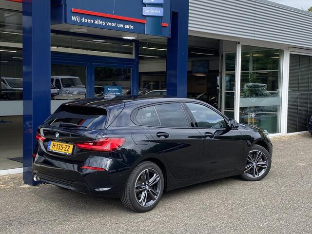 BMW 1-SERIE 118i Executive Edition / NL-Auto / Dealer-Onderhouden / Cruise-Control / Climate-Control / Apple-Carplay & Android-Auto / Afneembare-Trekhaak / Sportstuur & Sportstoelen / DAB Radio-Bluetooth / Navi / LED / PDC V+A met Camera / 17'' LMV / ENZ.