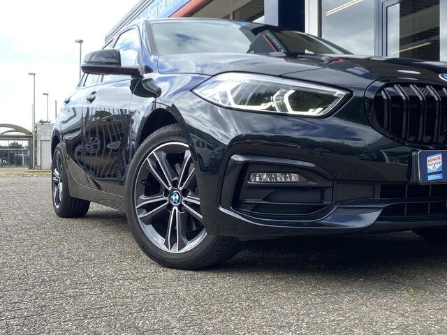 BMW 1-SERIE 118i Executive Edition / NL-Auto / Dealer-Onderhouden / Cruise-Control / Climate-Control / Apple-Carplay & Android-Auto / Afneembare-Trekhaak / Sportstuur & Sportstoelen / DAB Radio-Bluetooth / Navi / LED / PDC V+A met Camera / 17'' LMV / ENZ.
