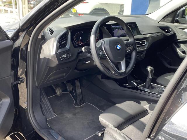 BMW 1-SERIE 118i Executive Edition / NL-Auto / Dealer-Onderhouden / Cruise-Control / Climate-Control / Apple-Carplay & Android-Auto / Afneembare-Trekhaak / Sportstuur & Sportstoelen / DAB Radio-Bluetooth / Navi / LED / PDC V+A met Camera / 17'' LMV / ENZ.