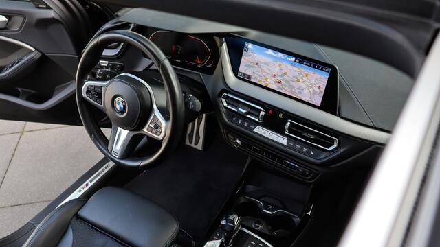 BMW 1-SERIE 118i M-Sport | Harman/Kardon | Panoramadak | Shadow-Line | Live Cockpit Professional