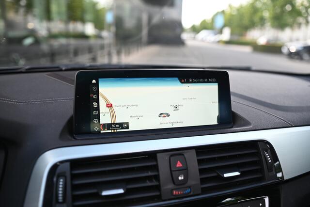 BMW 1-SERIE 118i High Executive Automaat / Schuif-kanteldak / Sportstoelen / LED / M Sportonderstel / Stoelverwarming / Cruise Control
