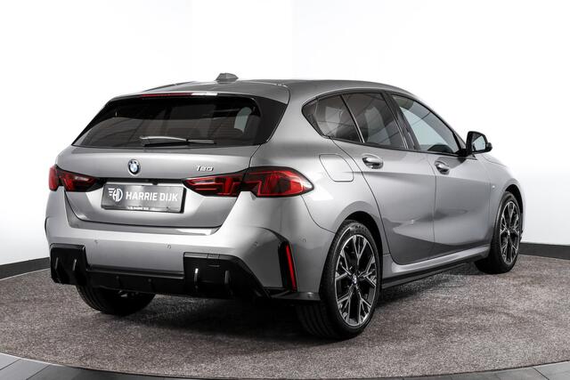 BMW 1-SERIE 120 M Sport (Nieuw Model) - Automaat | Dig. Cockpit | Adapt. Cruise | Stoelverw. | PDC | Camera | NAV + App. Connect | ECC | DAB | LM 18" | 0295