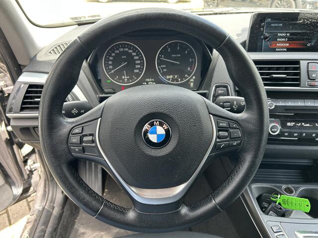 BMW 1-SERIE 118d Centennial Executive 50% deal 6.975,- ACTIE Trekhaak / LED / Sport stoelen / Stoel verwarming / PDC achter