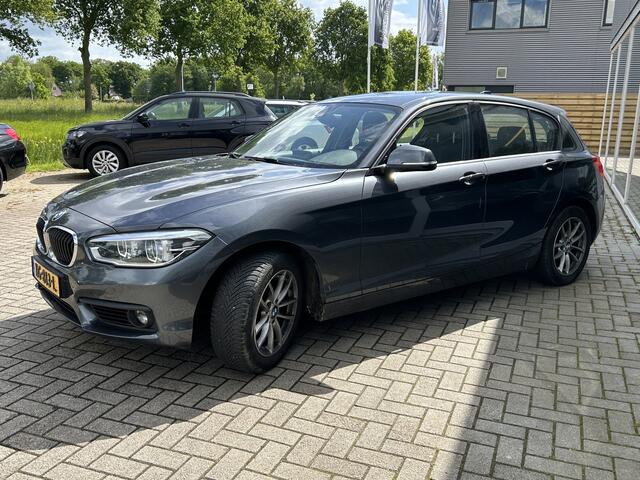 BMW 1-SERIE 118d Centennial Executive 50% deal 6.975,- ACTIE Trekhaak / LED / Sport stoelen / Stoel verwarming / PDC achter