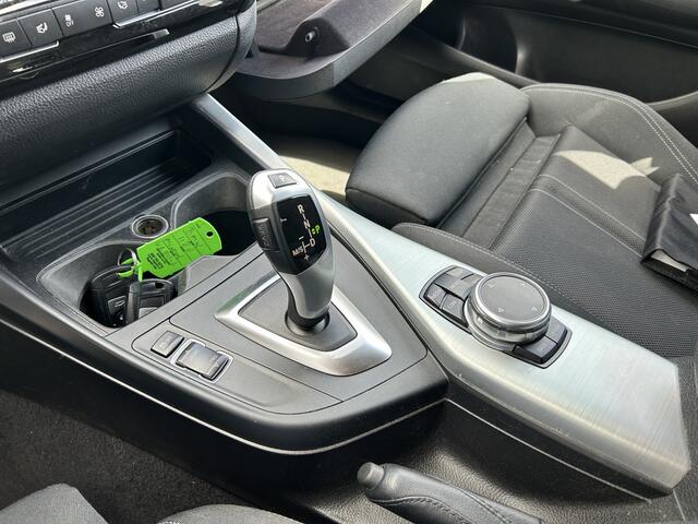 BMW 1-SERIE 118d Centennial Executive 50% deal 6.975,- ACTIE Trekhaak / LED / Sport stoelen / Stoel verwarming / PDC achter