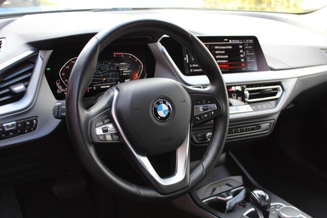 BMW 1-SERIE 116d Executive Edition | ACC | CARPLAY | CLIMA | PDC-V/A | NAVIGATIE | LED | DAB-RADIO | M-TIMER! |