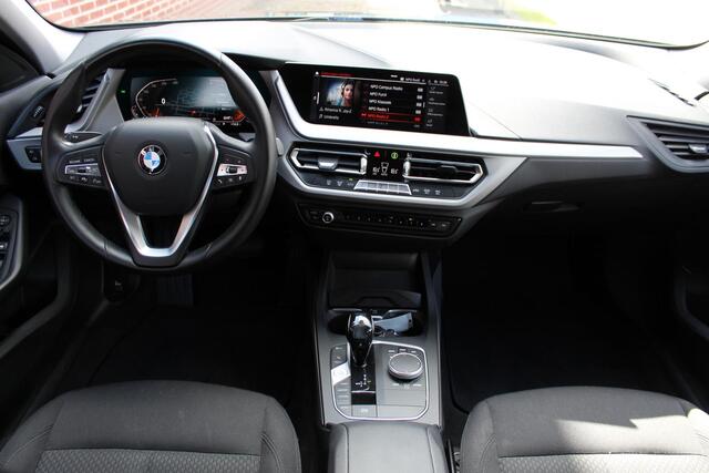 BMW 1-SERIE 116d Executive Edition | ACC | CARPLAY | CLIMA | PDC-V/A | NAVIGATIE | LED | DAB-RADIO | M-TIMER! |