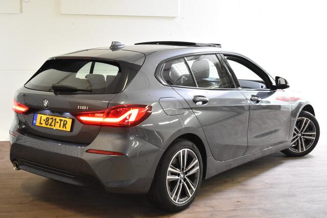 BMW 1-SERIE 118IA AUT. BUSINESS EDITION CAMERA/CARPLAY/PANORAMADAK