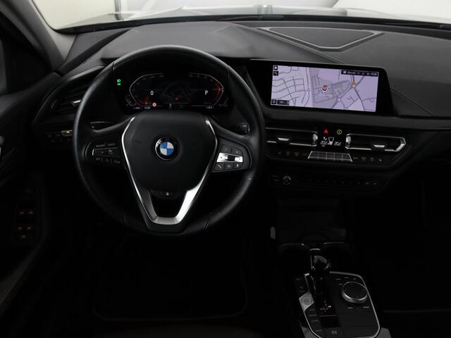 BMW 1-SERIE 118i Business Edition | Luxury Line | Panoramadak | Leder | Stoel & stuurverwarming | Camera | Carplay | Full LED | Live Cockpit | Navigatie | HiFi System | Parkeerhulp | Climate control