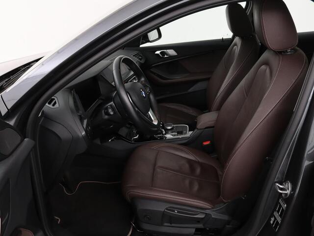 BMW 1-SERIE 118i Business Edition | Luxury Line | Panoramadak | Leder | Stoel & stuurverwarming | Camera | Carplay | Full LED | Live Cockpit | Navigatie | HiFi System | Parkeerhulp | Climate control