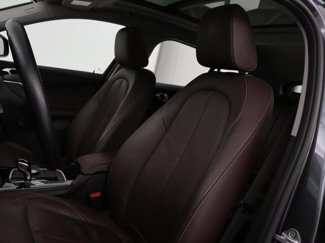 BMW 1-SERIE 118i Business Edition | Luxury Line | Panoramadak | Leder | Stoel & stuurverwarming | Camera | Carplay | Full LED | Live Cockpit | Navigatie | HiFi System | Parkeerhulp | Climate control