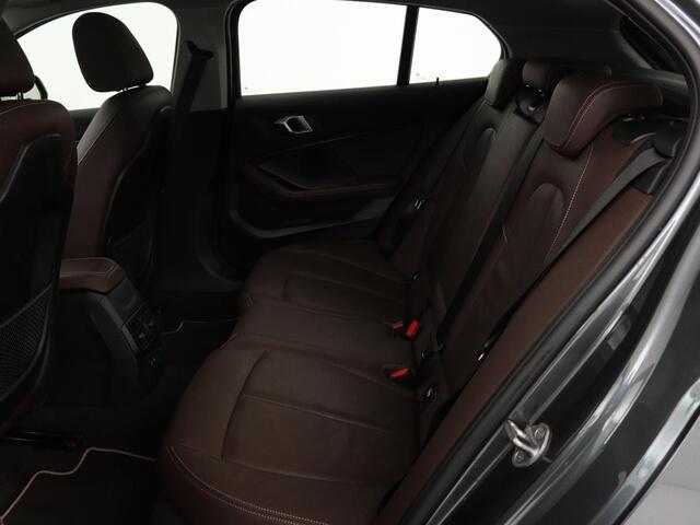 BMW 1-SERIE 118i Business Edition | Luxury Line | Panoramadak | Leder | Stoel & stuurverwarming | Camera | Carplay | Full LED | Live Cockpit | Navigatie | HiFi System | Parkeerhulp | Climate control