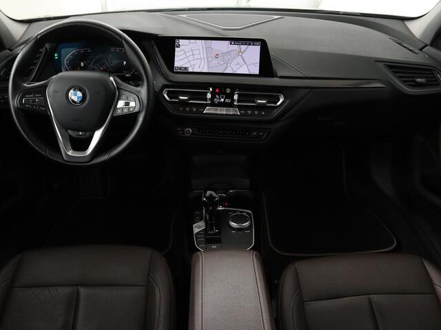 BMW 1-SERIE 118i Business Edition | Luxury Line | Panoramadak | Leder | Stoel & stuurverwarming | Camera | Carplay | Full LED | Live Cockpit | Navigatie | HiFi System | Parkeerhulp | Climate control