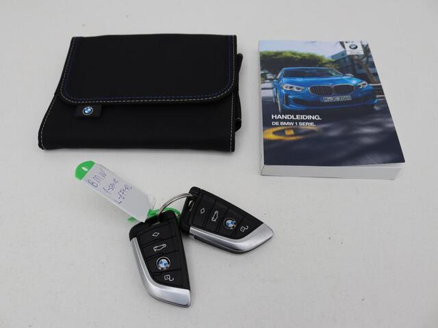 BMW 1-SERIE 118i Business Edition | Luxury Line | Panoramadak | Leder | Stoel & stuurverwarming | Camera | Carplay | Full LED | Live Cockpit | Navigatie | HiFi System | Parkeerhulp | Climate control