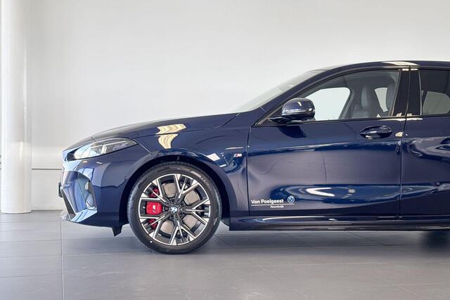 BMW 1-SERIE 120 M Sport Design Edition | M Sport | Harman Kardon | Achteruitrijcamera | Trekhaak |