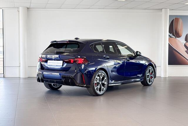 BMW 1-SERIE 120 M Sport Design Edition | M Sport | Harman Kardon | Achteruitrijcamera | Trekhaak |
