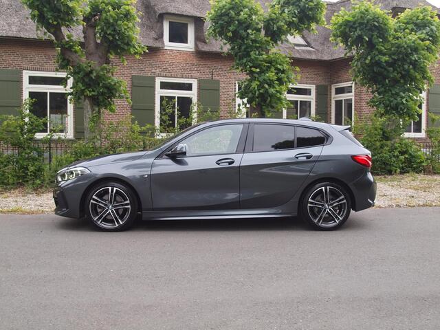 BMW 1-SERIE 118i High Executive Edition | M-pakket | Camera | Apple Carplay | Harman Kardon | Automaat |