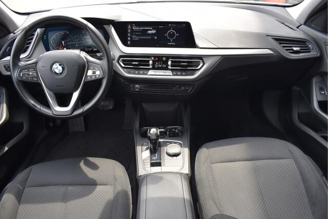 BMW 1-SERIE 116i Business Edition Automaat, Carplay, LED, PDC v+a
