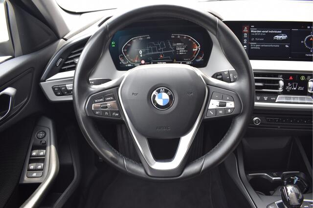 BMW 1-SERIE 116i Business Edition Automaat, Carplay, LED, PDC v+a