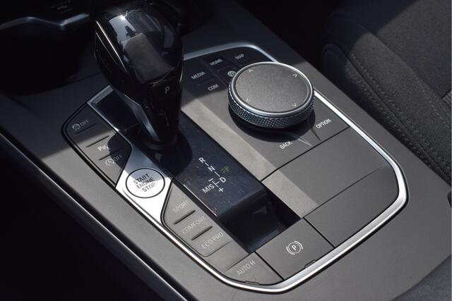 BMW 1-SERIE 116i Business Edition Automaat, Carplay, LED, PDC v+a