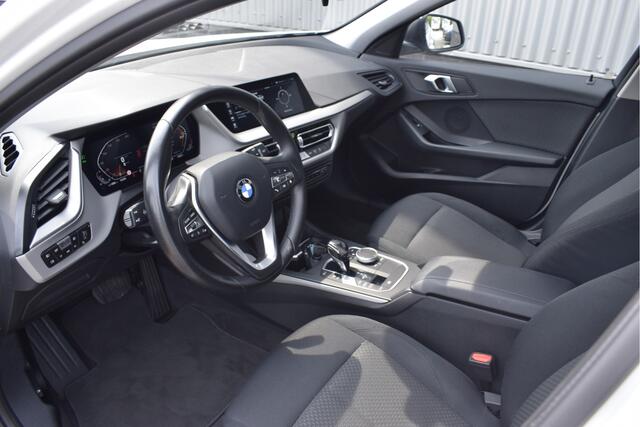 BMW 1-SERIE 116i Business Edition Automaat, Carplay, LED, PDC v+a