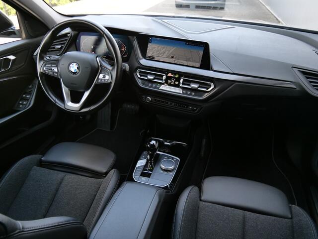 BMW 1-SERIE 118i Business Edition 136pk Automaat Apple Carplay / Navigatie / Trekhaak