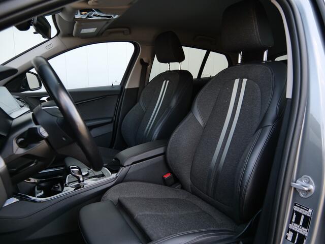 BMW 1-SERIE 118i Business Edition 136pk Automaat Apple Carplay / Navigatie / Trekhaak