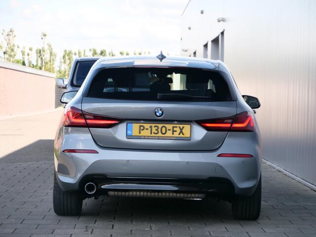 BMW 1-SERIE 118i Business Edition 136pk Automaat Apple Carplay / Navigatie / Trekhaak