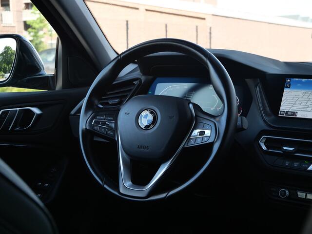 BMW 1-SERIE 118i Business Edition 136pk Automaat Apple Carplay / Navigatie / Trekhaak