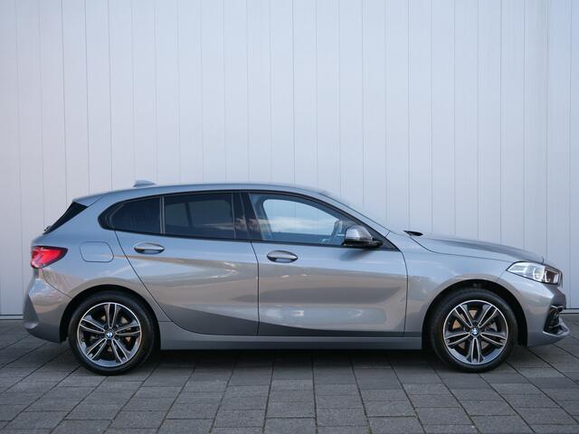 BMW 1-SERIE 118i Business Edition 136pk Automaat Apple Carplay / Navigatie / Trekhaak