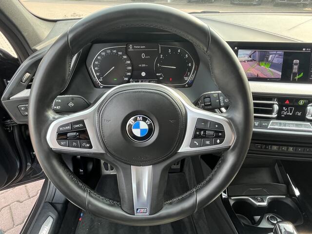 BMW 1-SERIE 118i High Executive | M-Sport | Trekhaak | Stoelverwarming | Keyless | Carplay | Camera | PDC |