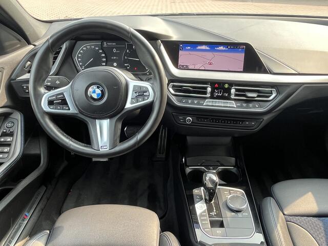 BMW 1-SERIE 118i High Executive | M-Sport | Trekhaak | Stoelverwarming | Keyless | Carplay | Camera | PDC |