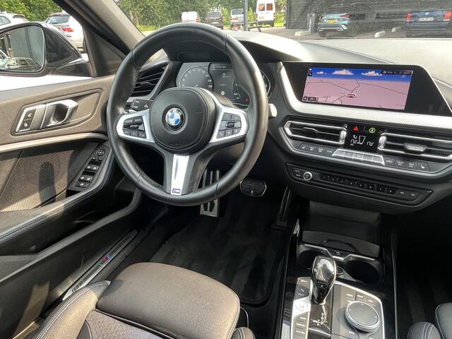 BMW 1-SERIE 118i High Executive | M-Sport | Trekhaak | Stoelverwarming | Keyless | Carplay | Camera | PDC |