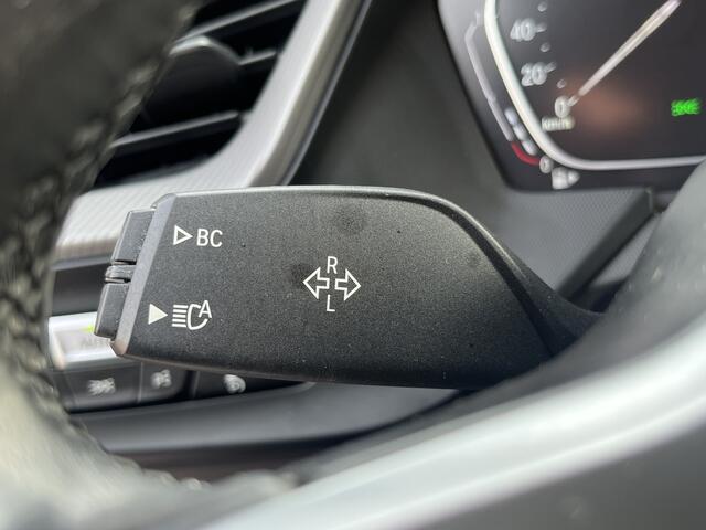 BMW 1-SERIE 118i High Executive | M-Sport | Trekhaak | Stoelverwarming | Keyless | Carplay | Camera | PDC |